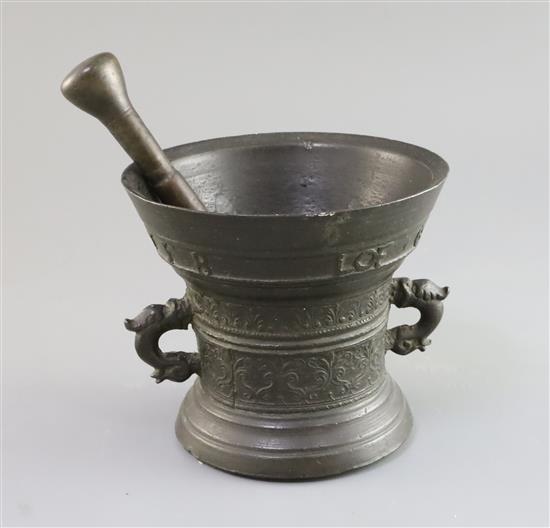 An early 17th century Dutch bronze mortar, diameter 6.25in., height 5.5in. with an associated pestle